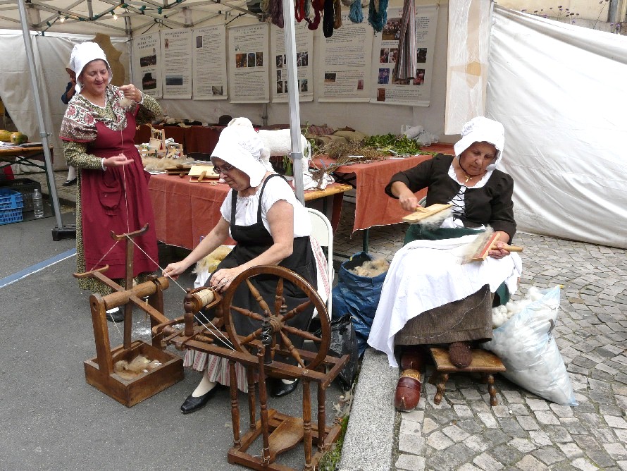 Cardage, filage au fuseau et mise en cheveau sur le dvidoir